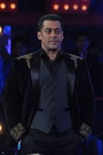 Salman Khan at Bigg Boss 6 grand finale in Lonavala, Mumbai on 12th Jan 2013 (14).JPG